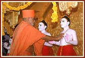 Performing the murti pratishtha of Shree Akshar Purushottam Maharaj
