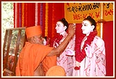 Worshipping the murtis of Shree Akshar Purushottam Maharaj during the yagna