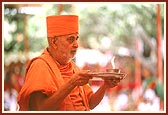 Performing arti as part of the yagna rituals