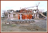 Swamishri at the construction site of the Swaminarayan Mandir