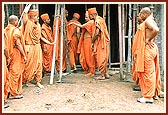 Swamishri offers a few suggestions regarding the Sant Nivas