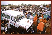 Swamishri declares open a mobile dispensary facility for the tribal areas