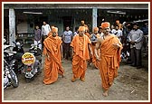 Swamishri leaves after sanctifying the rural home of the devotee