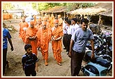 Swamishri unexpectedly visits the home of an ordinary devotee