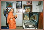 Darshan of the holy room where Shastriji Maharaj had stayed