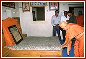 Darshan of the holy room where Yogiji Maharaj had stayed