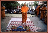 Swamishri performs the evening arti of Thakorji