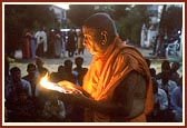Swamishri performs the evening arti of Thakorji
