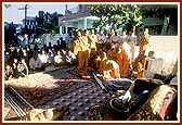Swamishri prostrates before the Lord