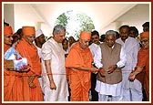 Opening of Hospital by Swamishri and Chief Minister Shri Keshubhai Patel (right) with Health Minister Shri Ashok Bhatt (left)