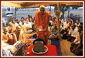 Swamishri performs arti of Thakorji and the land