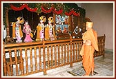 Swamishri doing darshan of Thakorji at Swaminarayan Mandir, New Delhi