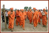 Swamishri sanctifies the Akshardham site by showering petals