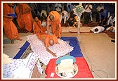 Swamishri performs two extra prostrations to the land 