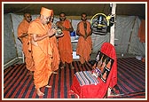 Darshan of Thakorji in a tent at the Akshardham site