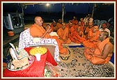 Swamishri chants the Swaminarayan dhun and prays for every wish to be accomplished