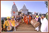 Swamishri is welcomed by the tribal devotees