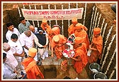 Performing the foundation stone laying ceremony of the Sanstha's 'Pramukh Swami Computer Institute'