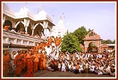 Humbly responding to the love from devotees