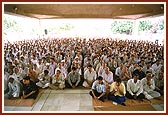 Devotees during Swamishri's morning puja