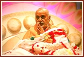 Humbly acknowledging the devotion of devotees during the symbolic Pramukh Varni Din Celebration