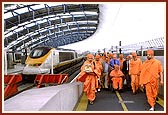 Swamishri on his way to the Euro Star train bound for Paris at Waterloo station