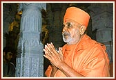 Swamishri devotionally offers his reverence to Thakorji after arriving from the airport