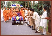 Kishores welcome Swamishri to Center Parcs