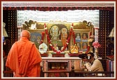 Swamishri doing darshan of Thakorji in mandir