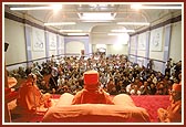 Despite the delay Swamishri blesses the assembly