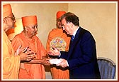 President of Portugal and EEC, H.E. George Sampaiao, greets Swamishri in the presidential palace