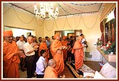 Swamishri performing arti of Thakorji at Shri Swaminarayan Mandir