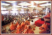 Swamishri addressing an assembly in Lisbon