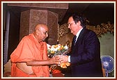 The Mayor of Lisbon welcomes Swamishri with a bouquet of flowers