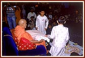 Children's Session - Swamishri takes up 323 balaks on his lap! - offering a pillow signed by 323 balaks symbolizes their presence on Swamishri's lap 
