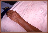 Children's Session - Swamishri takes up 323 balaks on his lap! - offering a pillow signed by 323 balaks symbolizes their presence on Swamishri's lap 