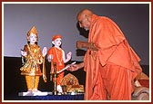 Swamishri inaugurates the Family Shibir by lighting the lamp and then shares a few words with the participants