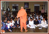 Swamishri's night session before returning to bed