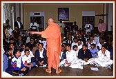 Swamishri explains the meaning of 'Podhe Prabhu Sakalmuni ke Shyam...' sung by the balaks and yuvaks and ends on a humorous note    