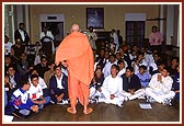 Swamishri explains the meaning of 'Podhe Prabhu Sakalmuni ke Shyam...' sung by the balaks and yuvaks and ends on a humorous note    