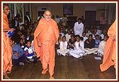 Swamishri explains the meaning of 'Podhe Prabhu Sakalmuni ke Shyam...' sung by the balaks and yuvaks and ends on a humorous note    
