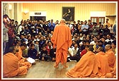 Next day, Swamishri explains the other verses in "Podhe Prabhu Sakalmuni ke Shyam ..."