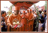 Swamishri humbly responds to the warm welcome by the devotees