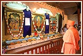 Darshan of Thakorji in the mandir