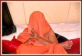 In vividly describing the story of Jodha Bharvad, Swamishri demonstrates how the parmahansas had covered their heads with their upper cloths during meditation 