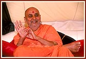 In vividly describing the story of Jodha Bharvad, Swamishri demonstrates how the parmahansas had covered their heads with their upper cloths during meditation 