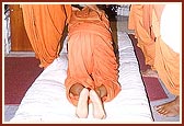 Swamishri prostrating before the Lord