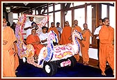 Thakorji and Swamishri being escorted to the assembly hall