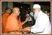 Shri Firoze Kotwal, Parsi Head Priest of the largest Agiyari in Mumbai, meets Swamishri