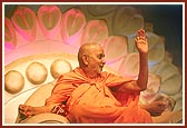 Swamishri happily responds during a kirtan - quiz (antakshari) by youths